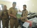 Wakil Bupati Asahan Serahkann bantuan kepada kelompok tani di Aula Dinas Pertanian Kabupaten Asahan